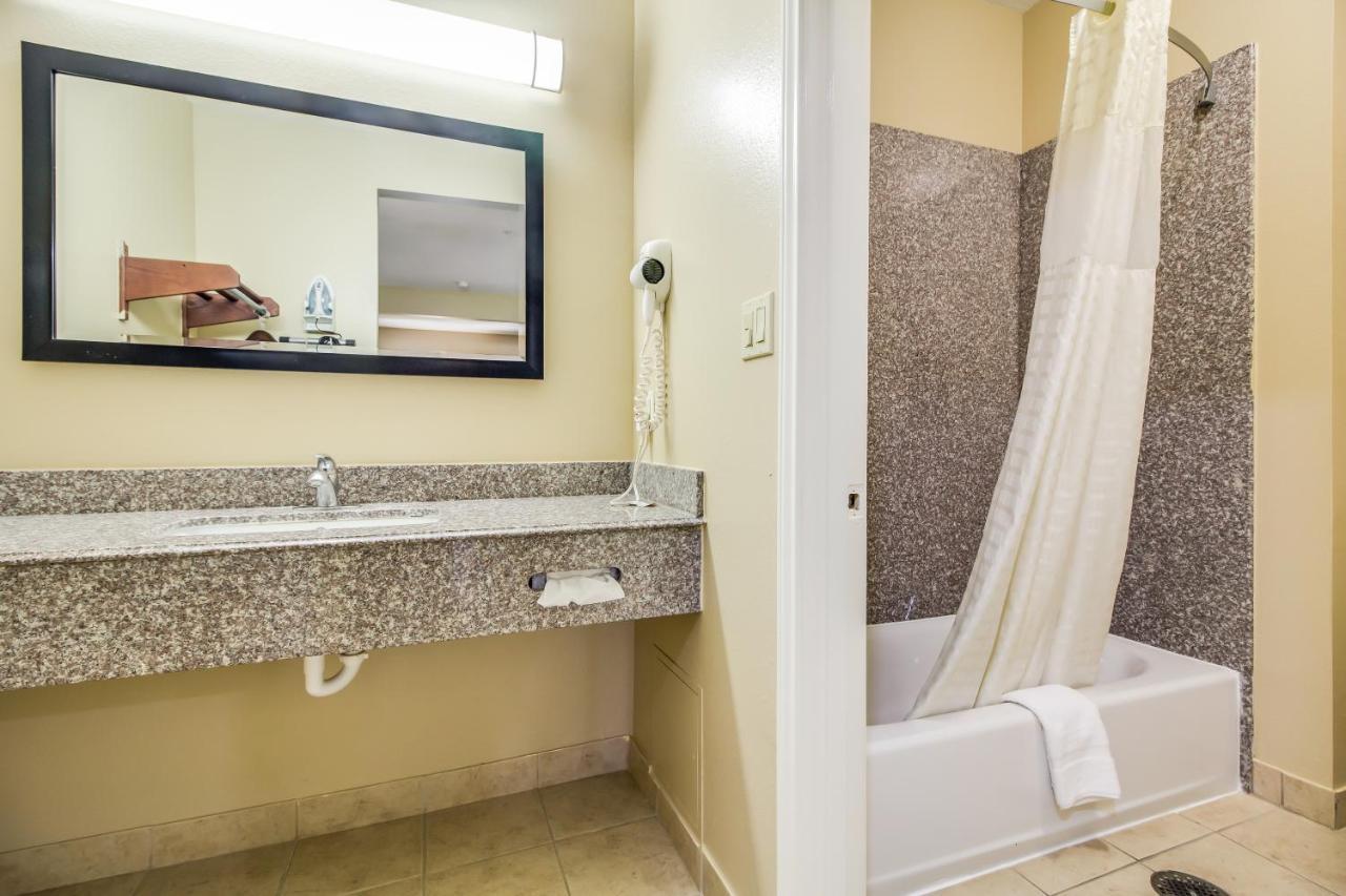 Americas Best Value Inn & Suites Tomball Exteriör bild